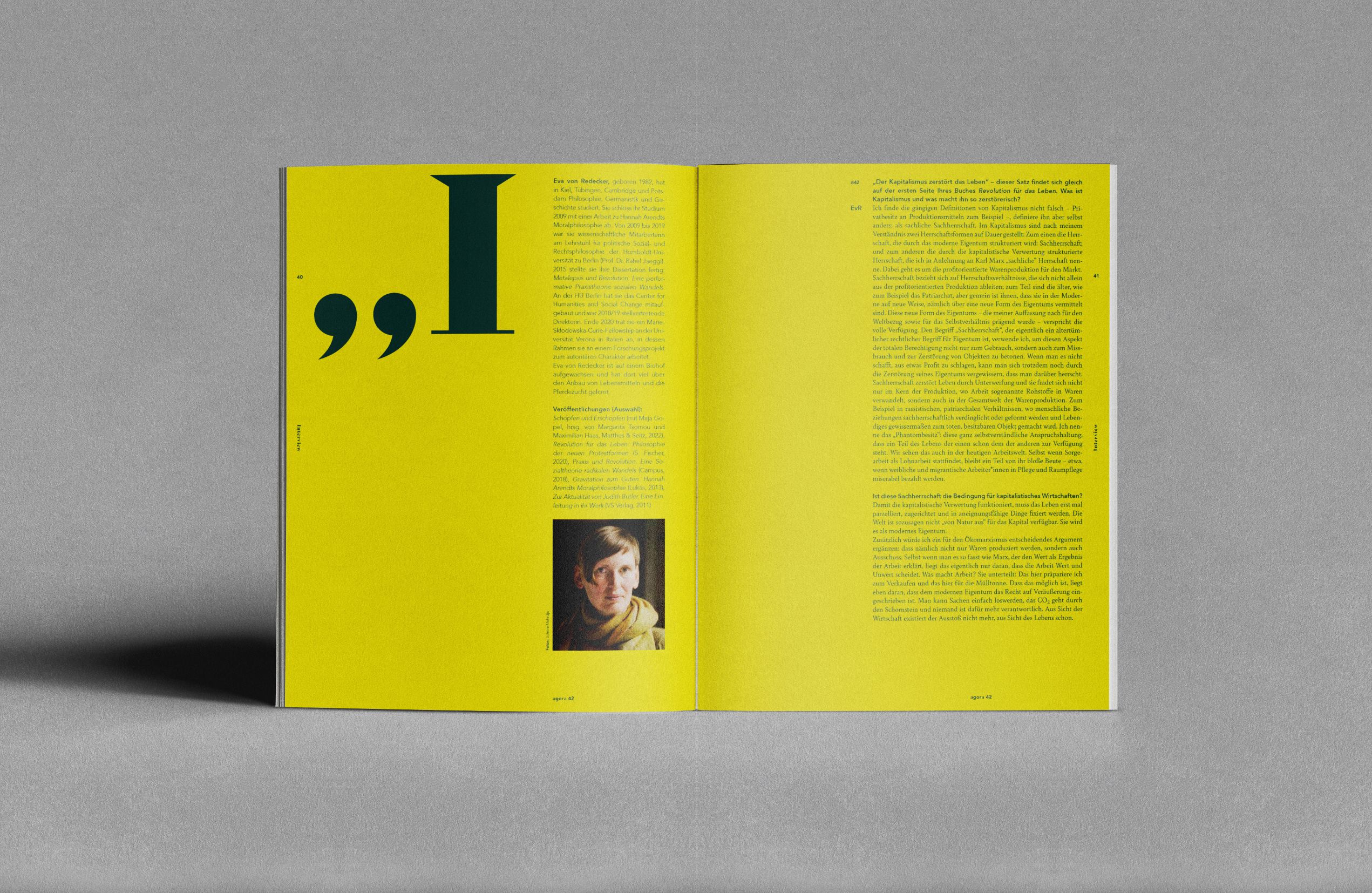 Foto von einer aufgeschlagenen Magazin-Doppelseite. Über beiden Seiten steht Text eines Interview von Eva von Redecker auf gelbem Untergrund.