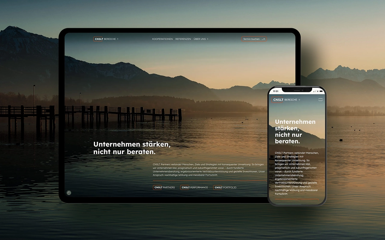 Mockup der CNSLT-Website auf einem Tablet und einem Smartphone. Das Design zeigt ein Hero-Bild mit einem Holzsteg über einem See und Bergen im Hintergrund. Der Text „Unternehmen stärken, nicht nur beraten.“ ist prominent platziert. Das Design ist modern, mit klaren Linien und einer professionellen Farbpalette.